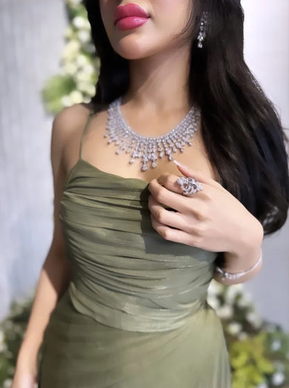 Elegante vestido de noche verde con corte en A y tirantes finos, largo y formal, TP2088