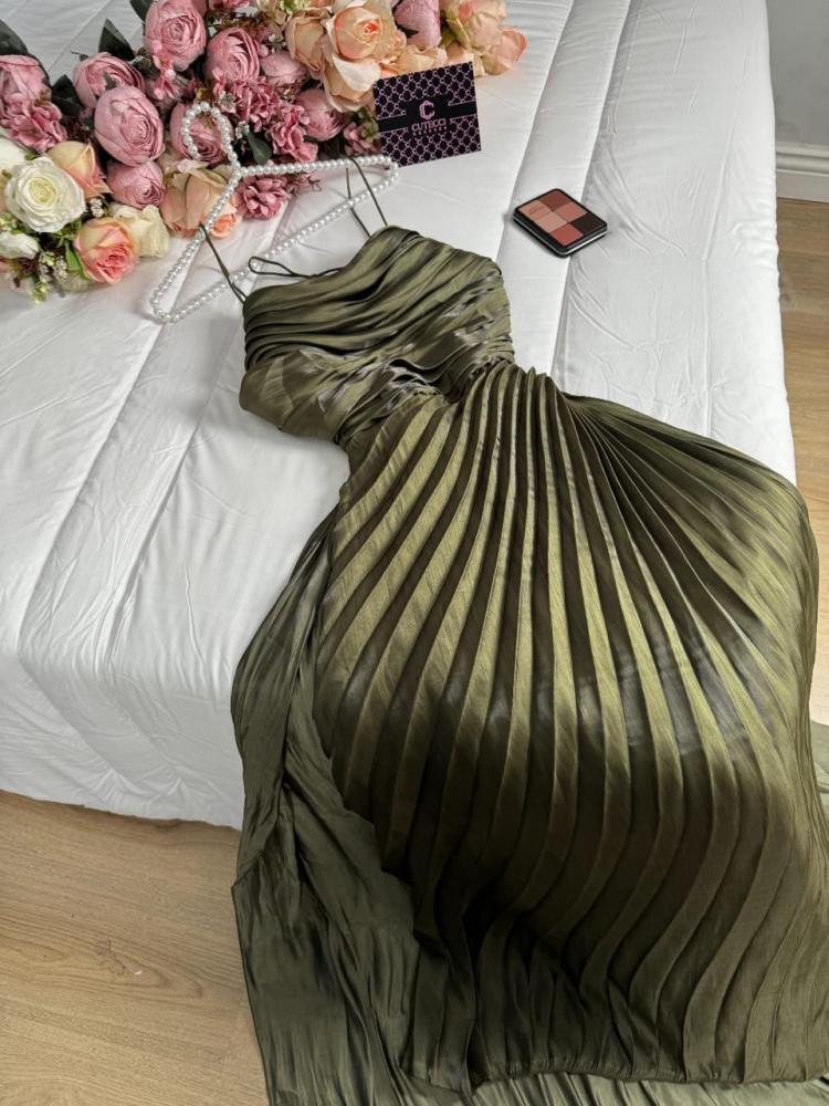 Elegante vestido de noche verde con corte en A y tirantes finos, largo y formal, TP2088