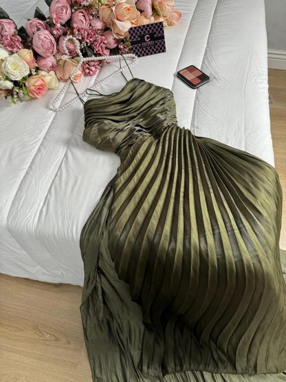 Elegante vestido de noche verde con corte en A y tirantes finos, largo y formal, TP2088