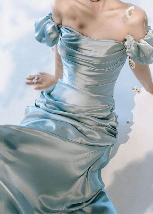 Elegante vestido de dama de honor azul con escote sirena y abertura en los hombros TP2094