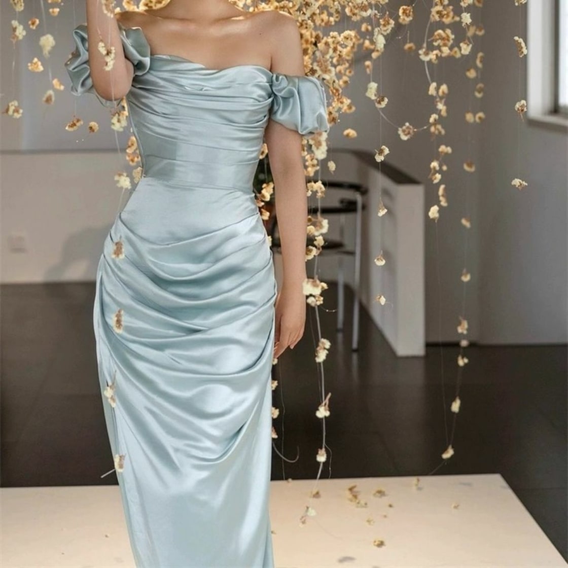 Elegante vestido de dama de honor azul con escote sirena y abertura en los hombros TP2094