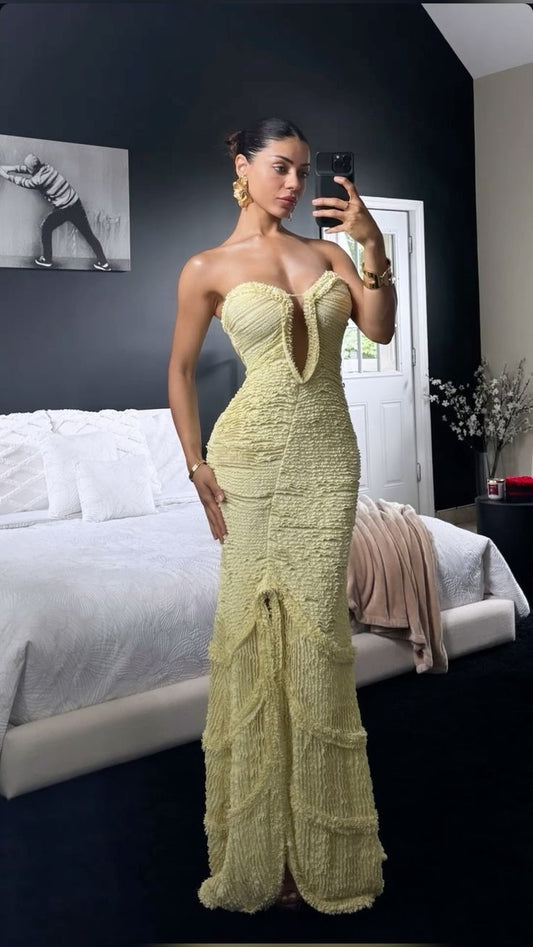 Vestido de noche elegante amarillo claro con hombros descubiertos, corte sirena, sin mangas y abertura hasta el suelo TP2103