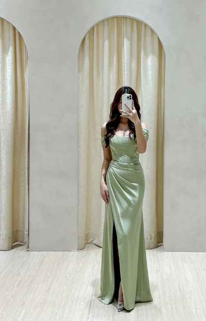 Vestido de noche formal de sirena con hombros descubiertos y abertura en satén verde sencillo TP2106