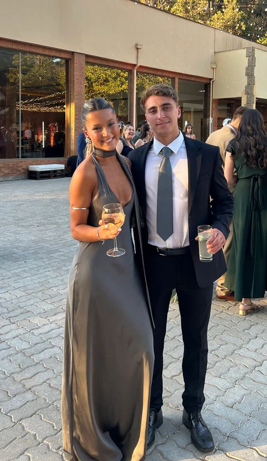 Elegante vestido de noche de satén gris con escote halter, espalda descubierta y corte bajo, TP2134
