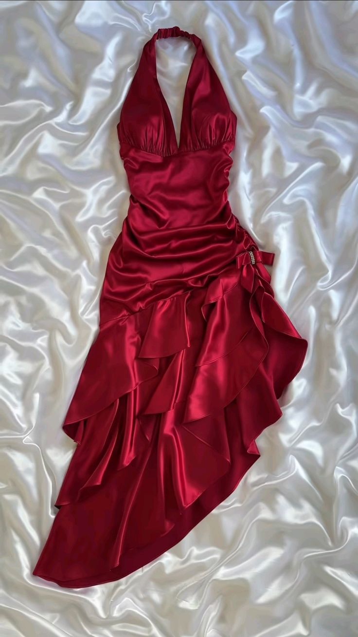 Elegante vestido de fiesta de sirena de satén con cuello halter rojo y dobladillo irregular TP2140