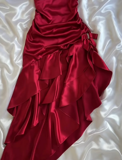 Elegante vestido de fiesta de sirena de satén con cuello halter rojo y dobladillo irregular TP2140
