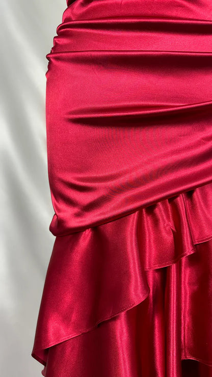 Elegante vestido de fiesta de sirena de satén con cuello halter rojo y dobladillo irregular TP2140