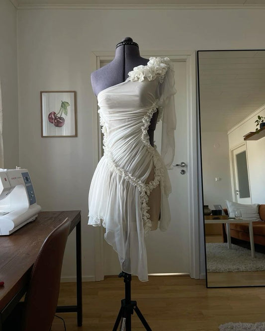 Vestido mini elegante blanco de fiesta con volantes, un hombro al descubierto y dobladillo irregular, TP2158
