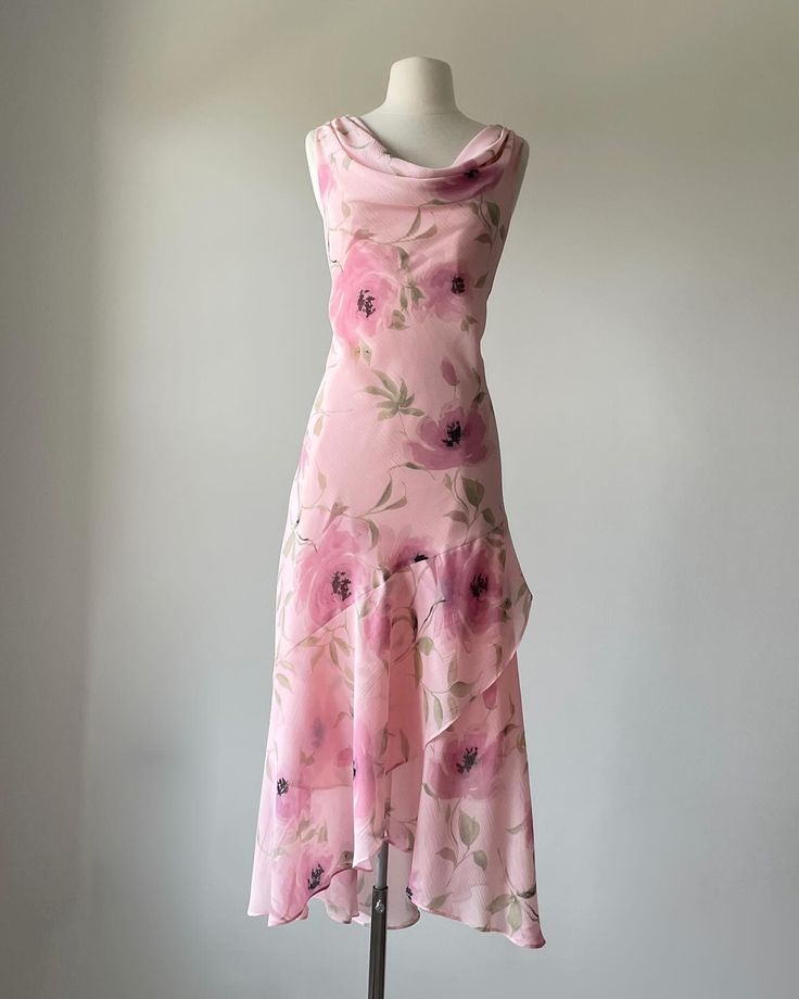 Vestido de noche de gasa rosa sin mangas con volantes y estampado TP2169