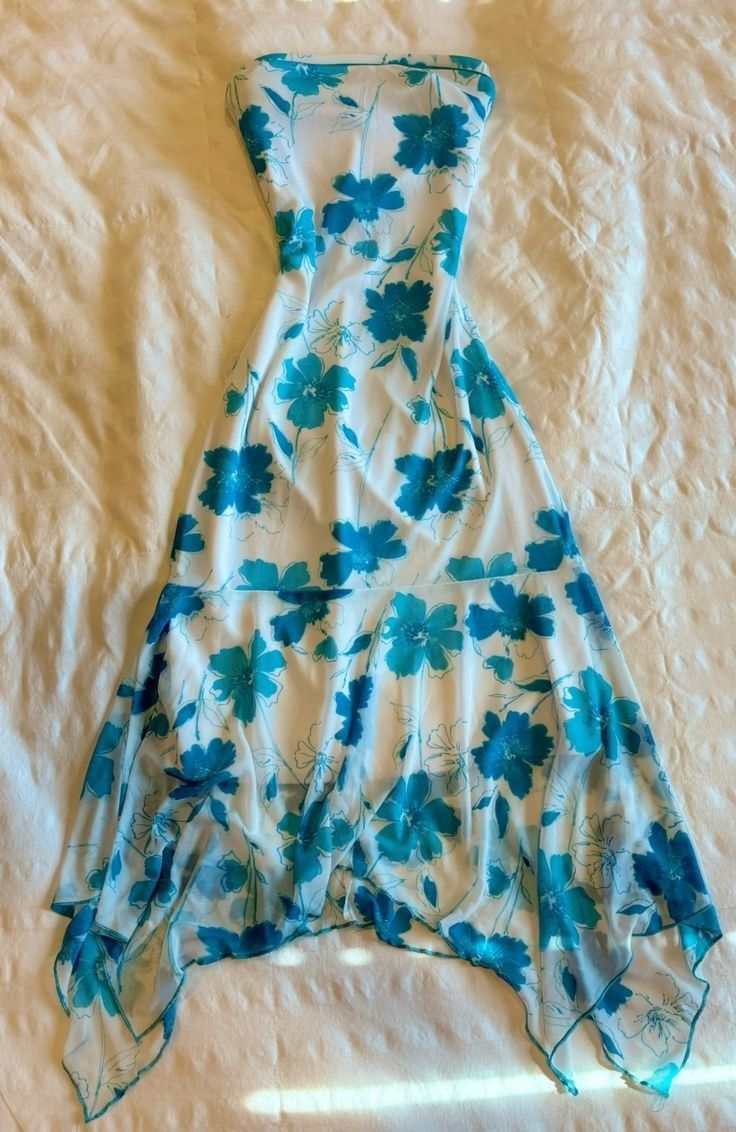 Hermoso vestido de fiesta corto de gasa sin mangas y sin tirantes con estampado azul TP2170