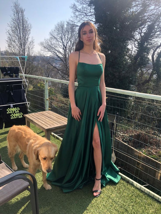 Vestido de noche sencillo de satén verde con escote halter, hombros descubiertos y abertura hasta el suelo TP2207