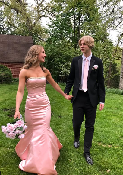 Elegante vestido de dama de honor largo sin tirantes de satén rosa con corte sirena TP2235