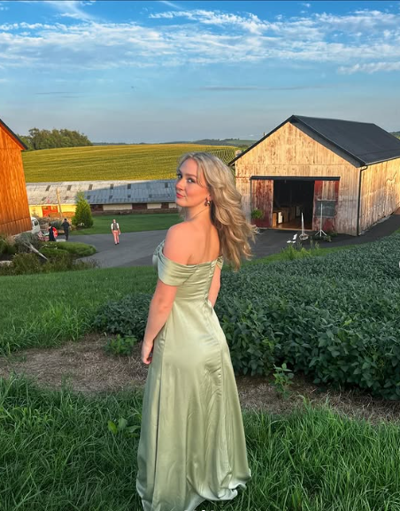 Vestido de dama de honor largo con abertura y hombros descubiertos en satén verde sencillo TP2236
