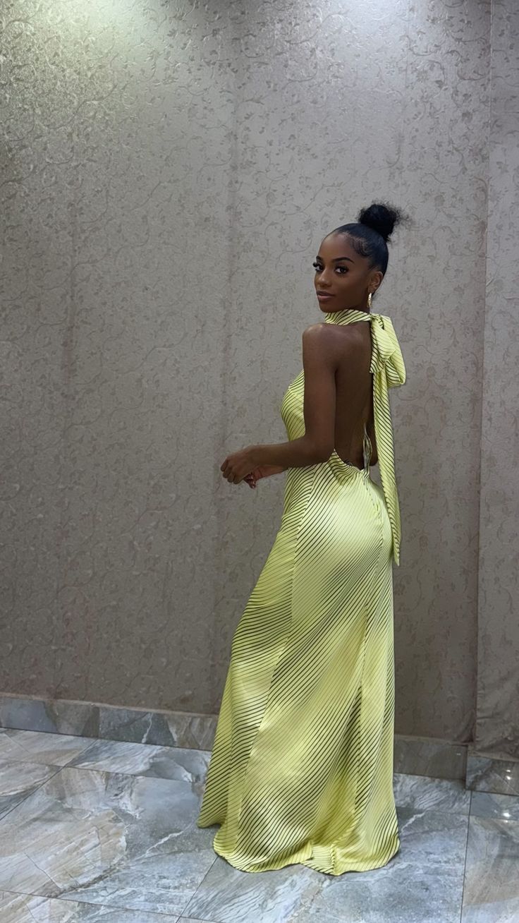 Vestido de noche amarillo elegante, largo, sin mangas, con cuello alto y hombros descubiertos, TP2244