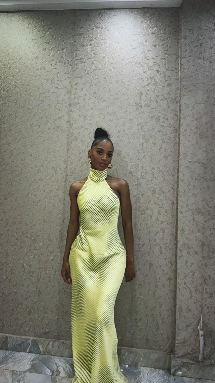 Vestido de noche amarillo elegante, largo, sin mangas, con cuello alto y hombros descubiertos, TP2244