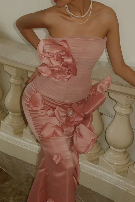 Elegante vestido de noche de sirena de satén con cuentas y flores 3D de tul rosa sin tirantes TP2257