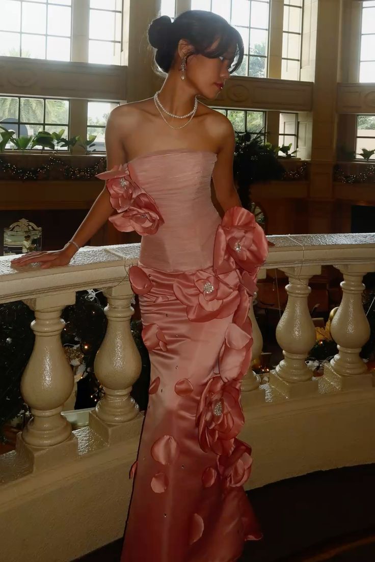 Elegante vestido de noche de sirena de satén con cuentas y flores 3D de tul rosa sin tirantes TP2257