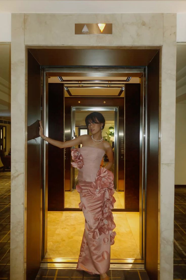 Elegante vestido de noche de sirena de satén con cuentas y flores 3D de tul rosa sin tirantes TP2257