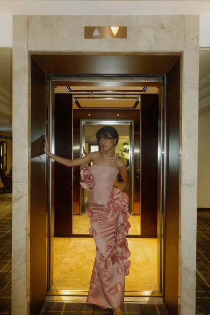 Elegante vestido de noche de sirena de satén con cuentas y flores 3D de tul rosa sin tirantes TP2257