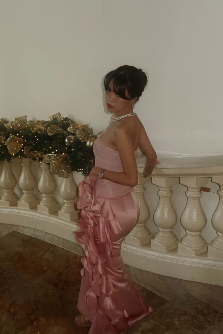 Elegante vestido de noche de sirena de satén con cuentas y flores 3D de tul rosa sin tirantes TP2257