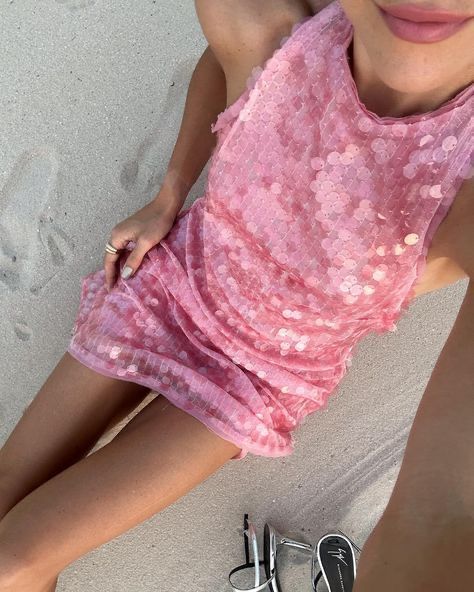 Hermoso vestido de noche corto sin mangas con cuello alto y lentejuelas rosas TP2264