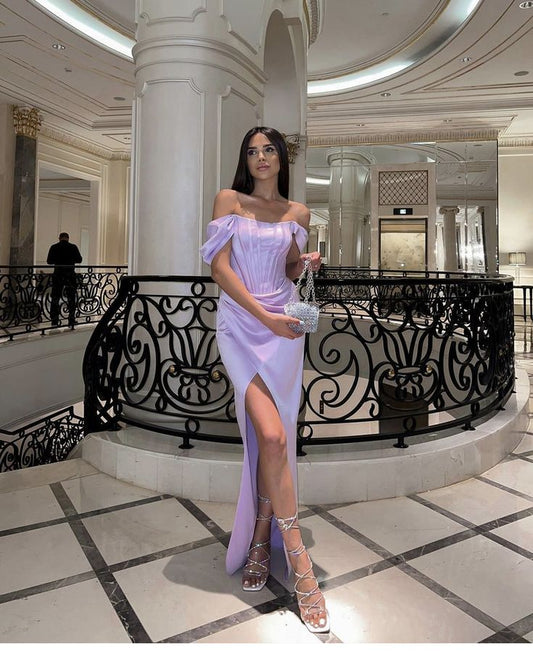 Elegante vestido de noche formal de satén morado con hombros descubiertos y abertura, TP2288