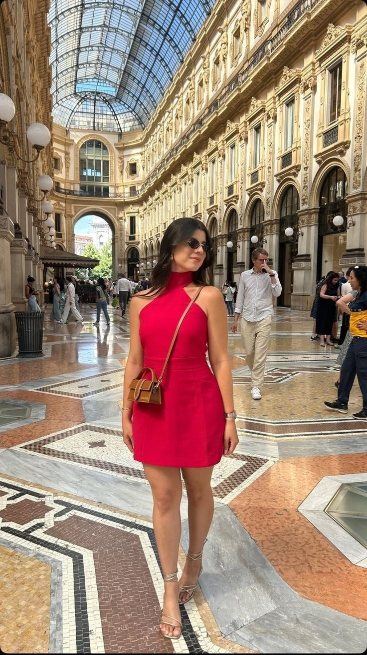 Hermoso minivestido de fiesta sin mangas con cuello alto y hombros descubiertos TP2296