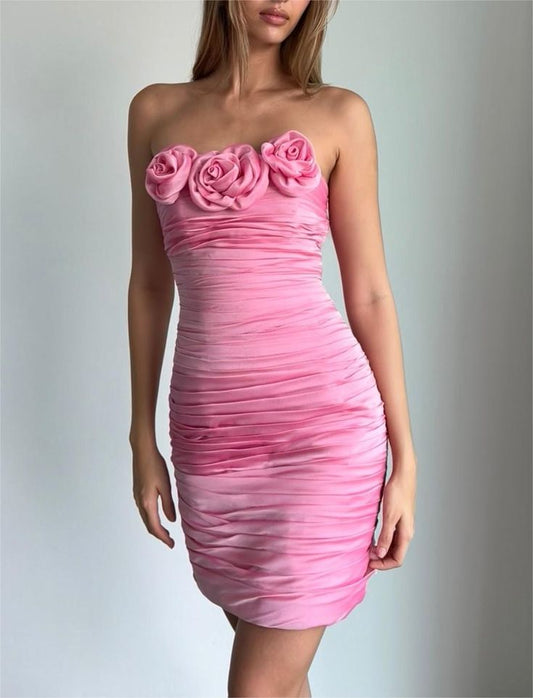 Vestido de noche mini plisado con flores 3D en color rosa, sin mangas y hombros descubiertos TP2306