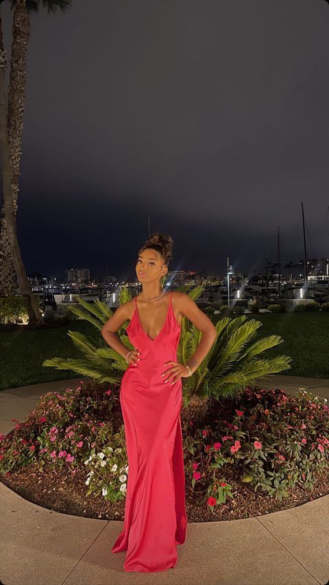 Vestido de noche rosa intenso con tirantes finos, escote bajo, satén, abertura hasta el suelo, TP2321