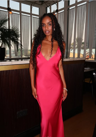 Vestido de noche rosa intenso con tirantes finos, escote bajo, satén, abertura hasta el suelo, TP2321