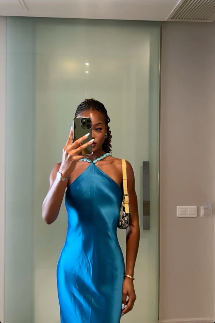 Elegante vestido de noche azul de satén con cuello halter y corte sirena, TP2325
