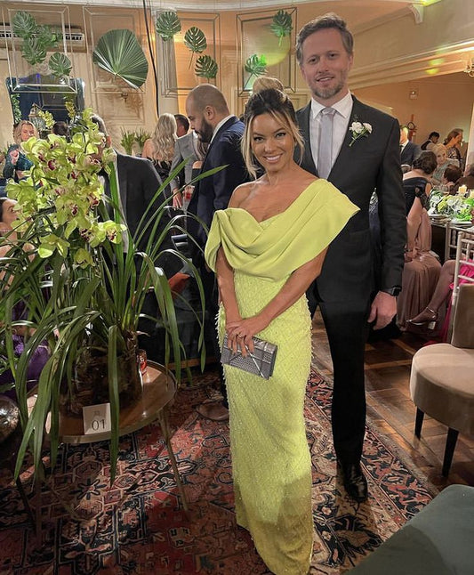 Elegante vestido de noche amarillo con hombros descubiertos, sin mangas y largo hasta el suelo, TP2328