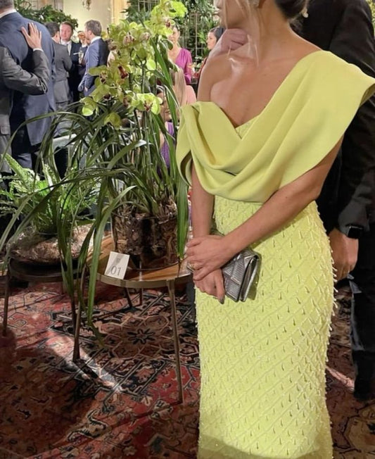 Elegante vestido de noche amarillo con hombros descubiertos, sin mangas y largo hasta el suelo, TP2328