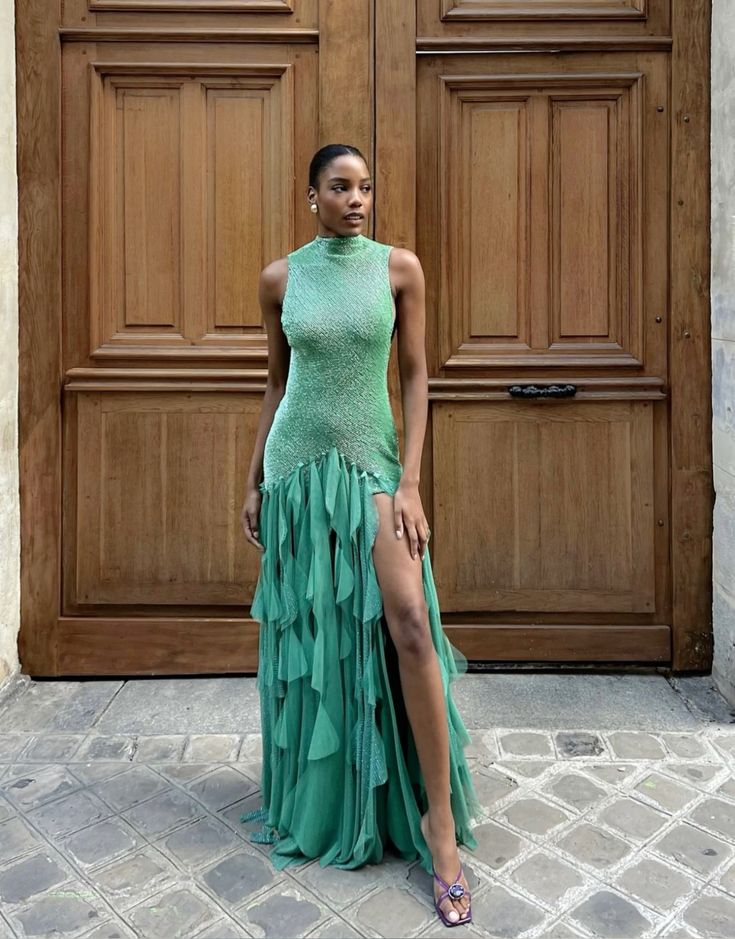 Hermoso vestido de noche largo de tul verde con cuello alto y abertura TP2330