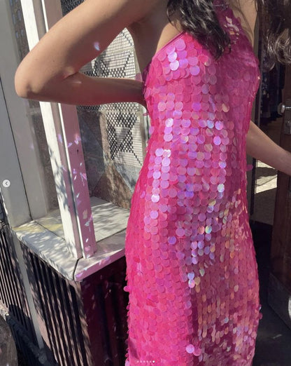 Hermoso vestido de fiesta rosa intenso con lentejuelas, sin mangas, espalda descubierta y largo hasta los tobillos TP2337