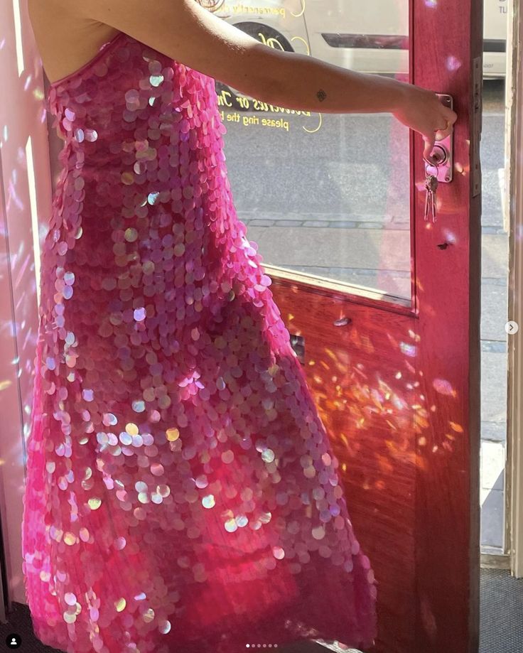 Hermoso vestido de fiesta rosa intenso con lentejuelas, sin mangas, espalda descubierta y largo hasta los tobillos TP2337