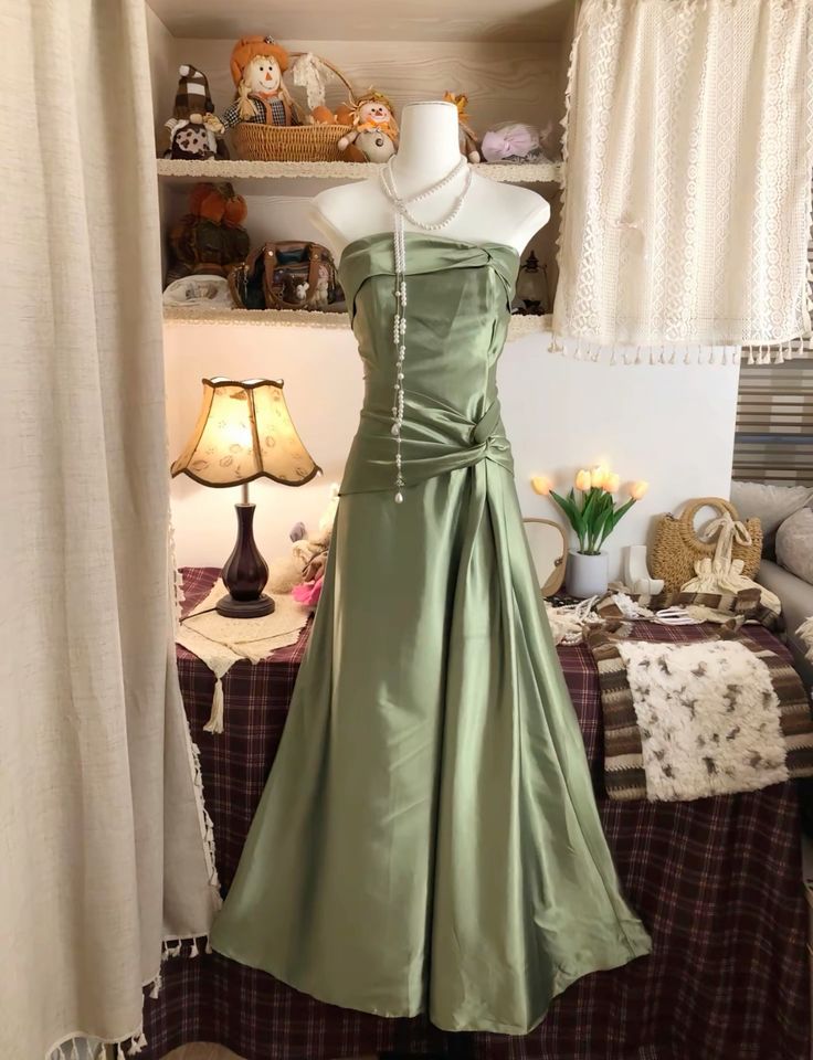 Vestido de noche formal sencillo de satén verde sin tirantes, corte A, TP2381
