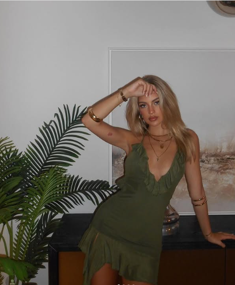 Vestido de fiesta mini con volantes y escote halter verde con tirantes finos TP2424