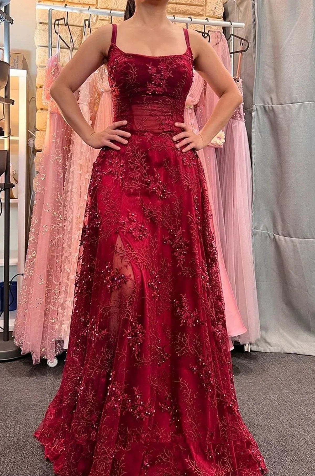 Hermoso vestido de noche largo sin mangas con tirantes y cuentas en color burdeos TP2482