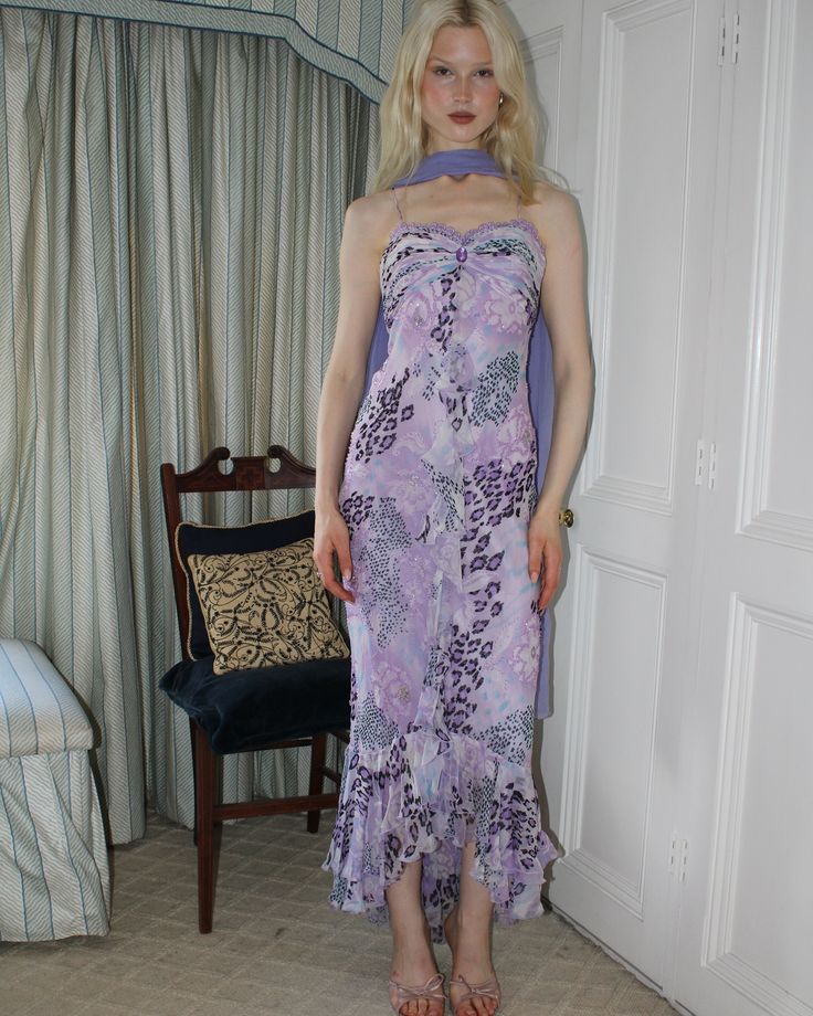 Vestido de fiesta largo de gasa con escote sirena, sin mangas y tirantes finos en color morado, TP2491