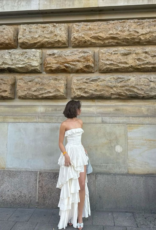 Elegante vestido de noche blanco largo sin tirantes, con volantes escalonados y abertura TP2513