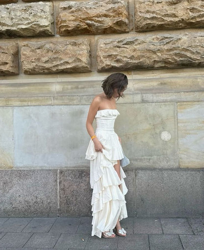 Elegante vestido de noche blanco largo sin tirantes, con volantes escalonados y abertura TP2513