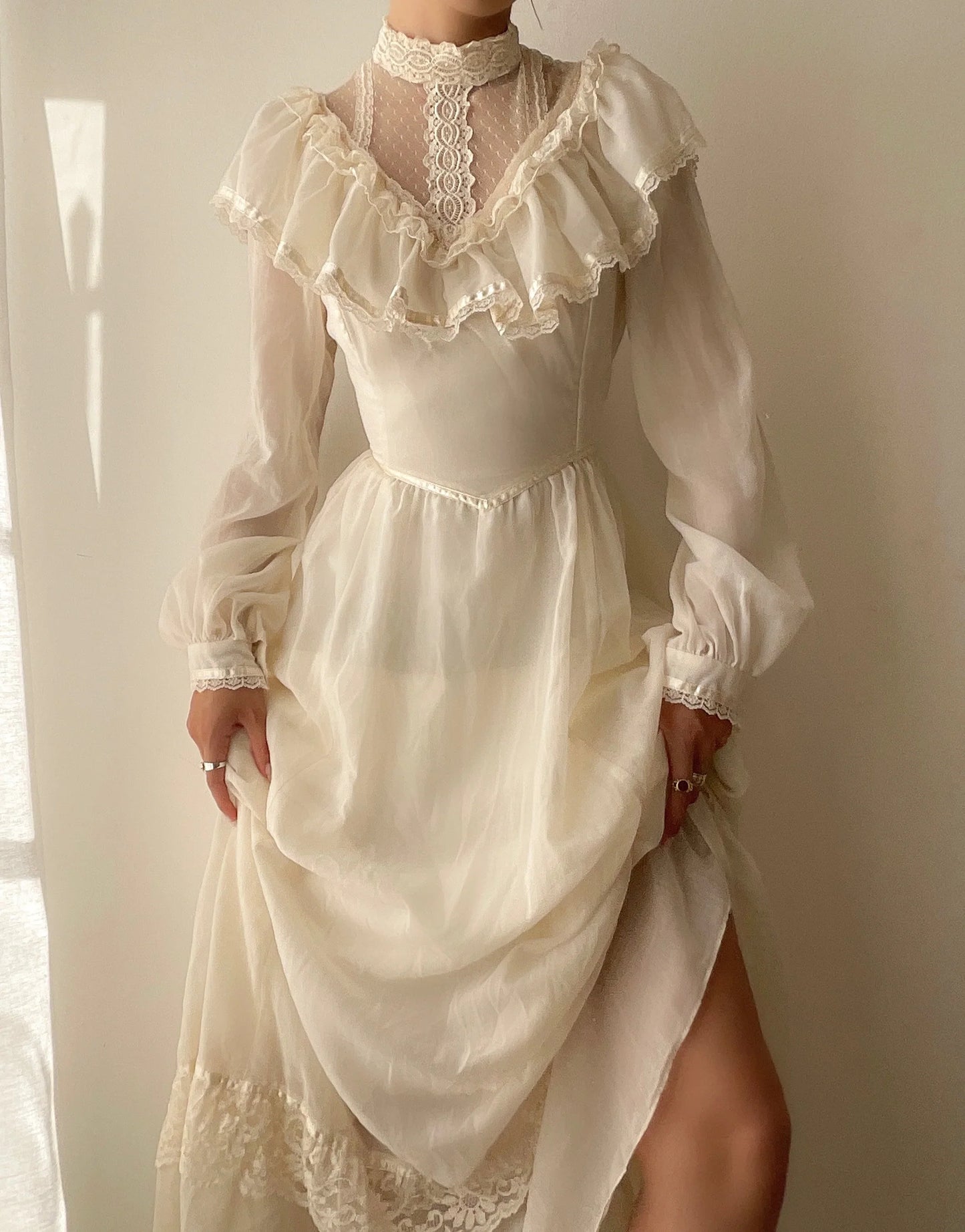Vestido de novia vintage color marfil con cuello alto, manga larga y encaje, corte A, TP2544