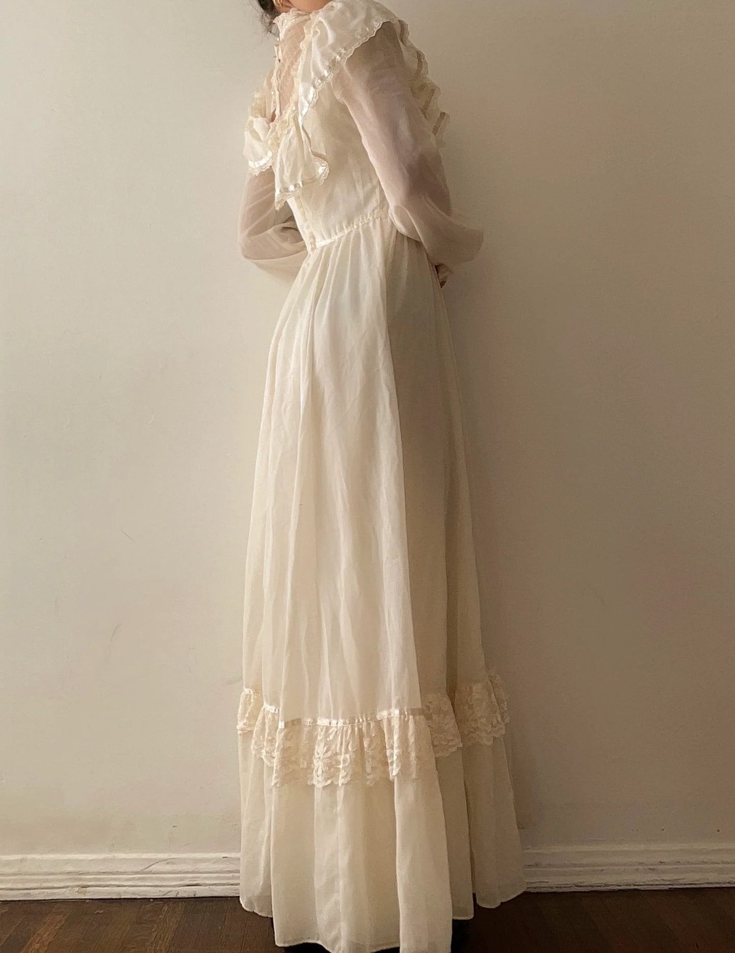 Vestido de novia vintage color marfil con cuello alto, manga larga y encaje, corte A, TP2544