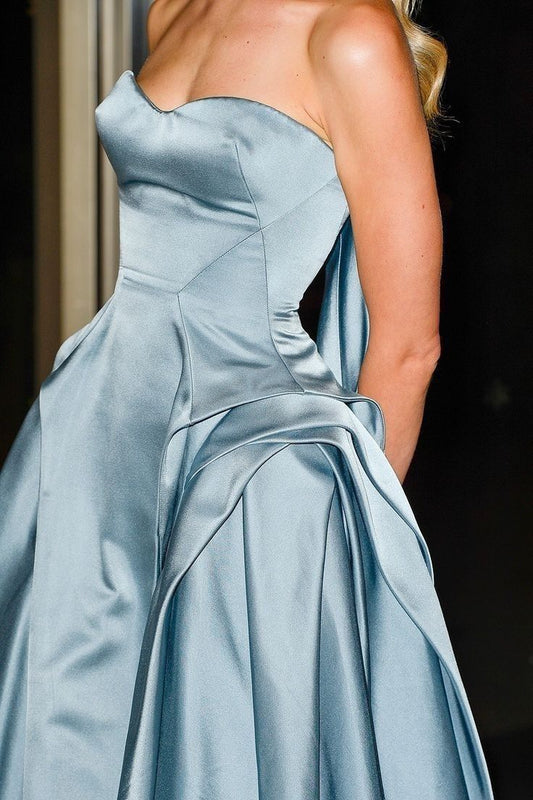 Elegante vestido de noche formal de satén sin tirantes con escote corazón y largo hasta la rodilla TP2556