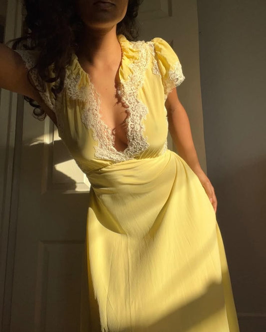 Elegante vestido de fiesta amarillo de manga corta con encaje y escote bajo TP2565