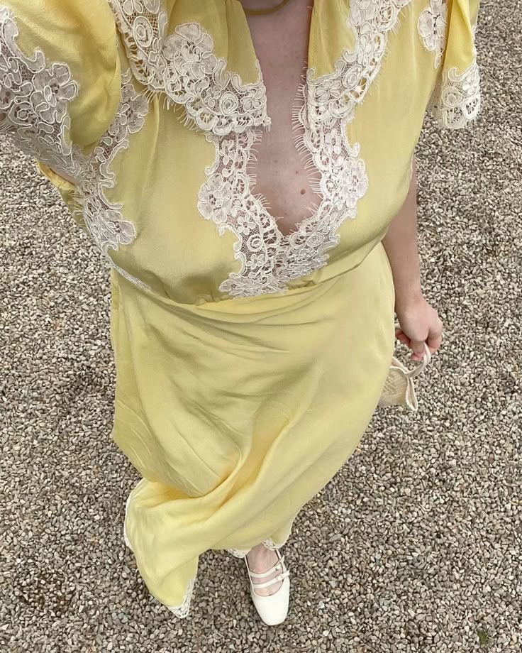 Elegante vestido de fiesta amarillo de manga corta con encaje y escote bajo TP2565