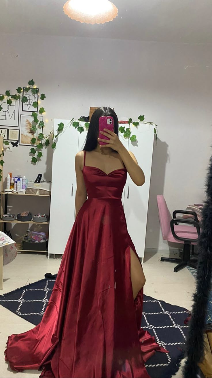 Vestido de noche sencillo de satén burdeos con tirantes y abertura hasta el suelo, TP2587