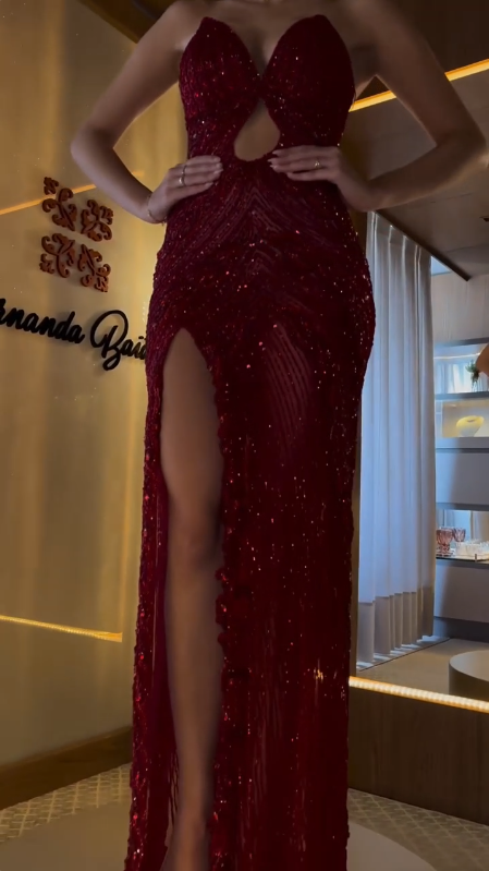 Vestido de noche de sirena con abertura alta, hombros descubiertos y lentejuelas, color burdeos brillante, largo hasta el suelo, TP2609