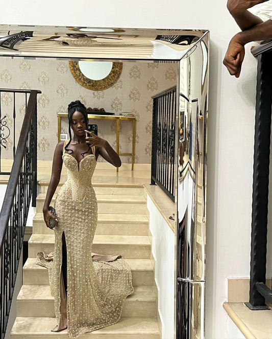 Hermoso vestido de noche color marfil sin mangas con corte sirena y abertura hasta el suelo TP2629